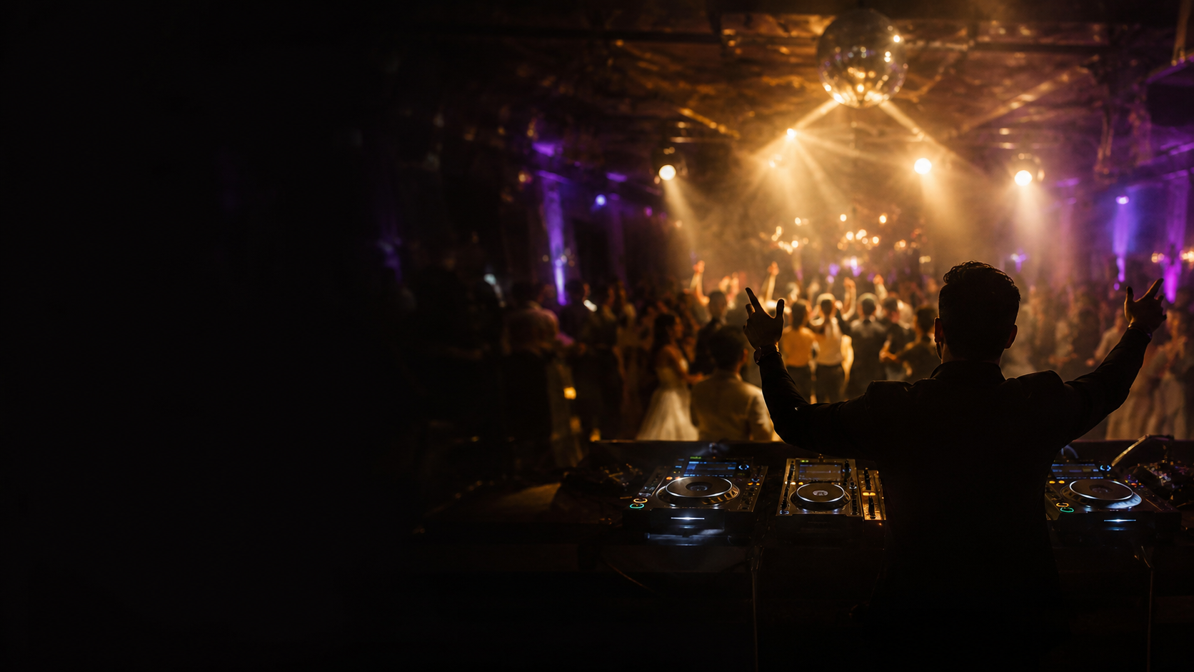 DJ Torsten Looschke an den Decks auf der Tanzfläche