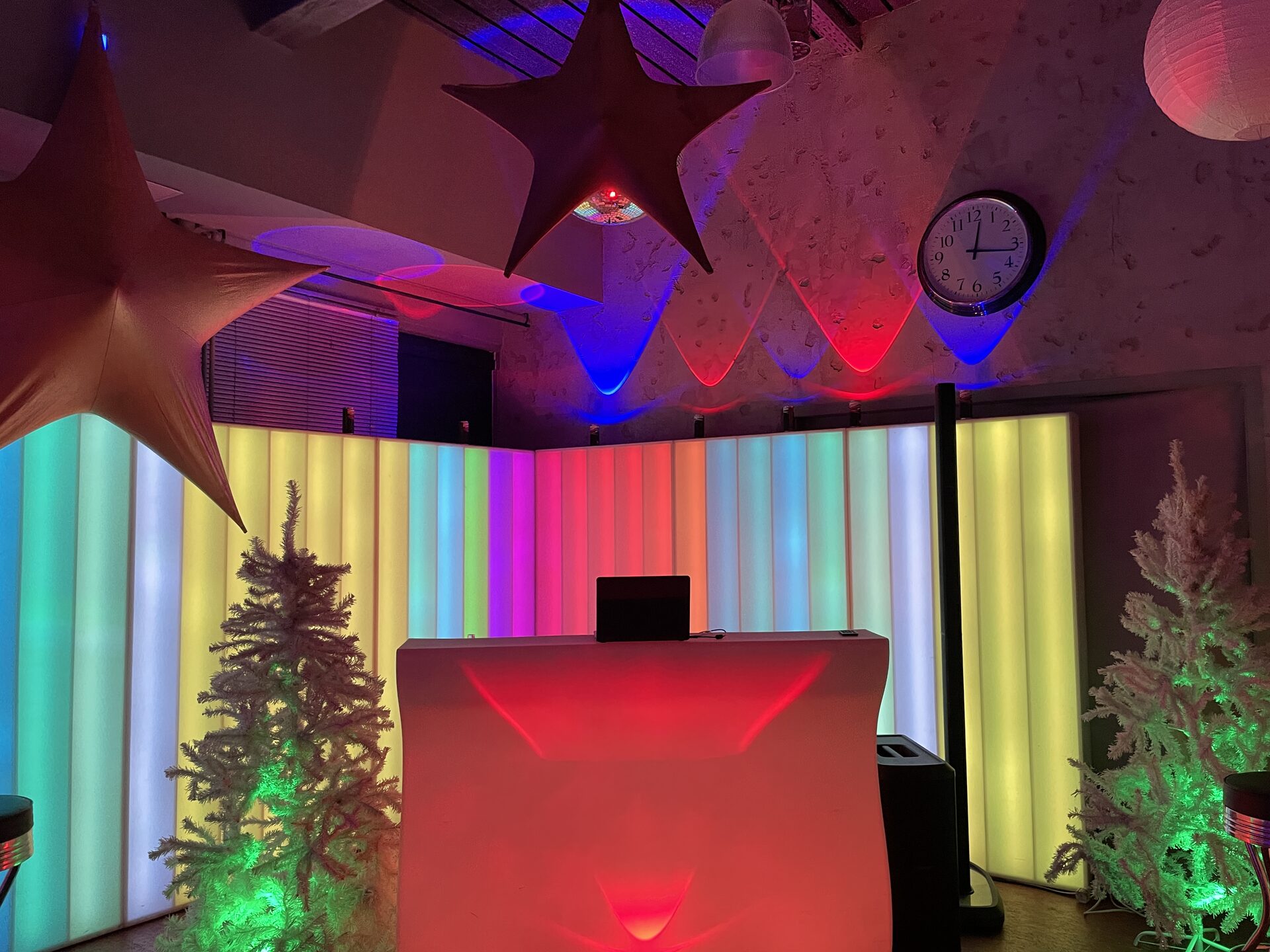Neon-Herz als Hingucker auf der Eventfläche