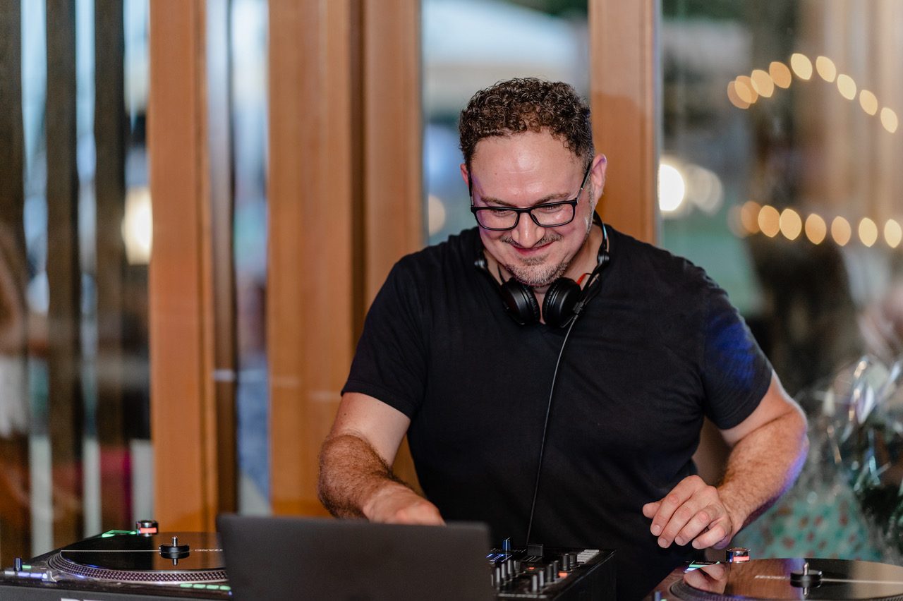 DJ Torsten Looschke am Plattenspieler