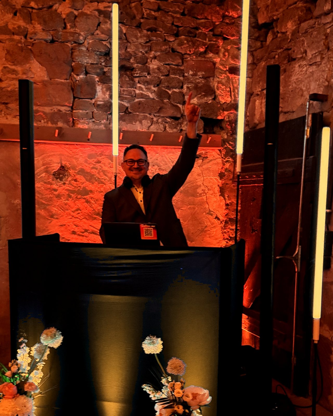 DJ Torsten Looschke an seinem beleuchteten DJ-Setup im Gewölbe