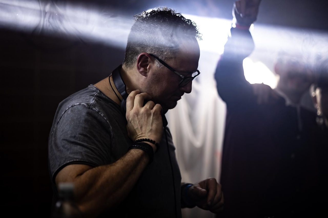 DJ Torsten Looschke im Lichtkegel