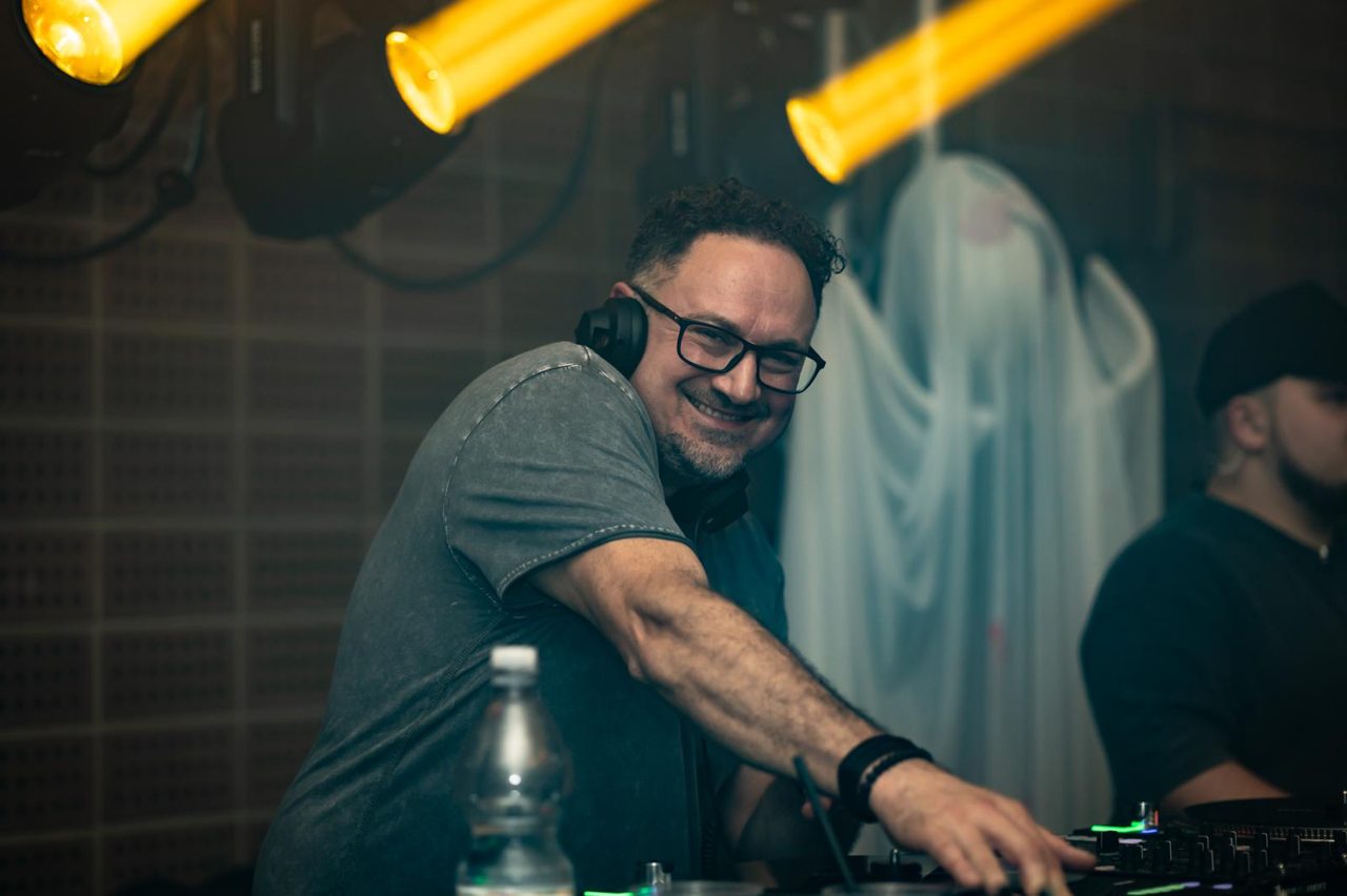 DJ Torsten Looschke lacht am DJ-Pult